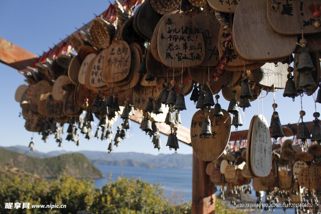 特色木制挂件展示