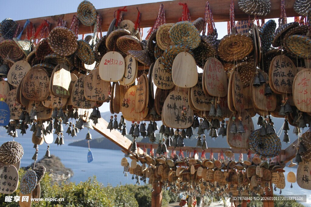 桥上悬挂的许愿祈福木牌