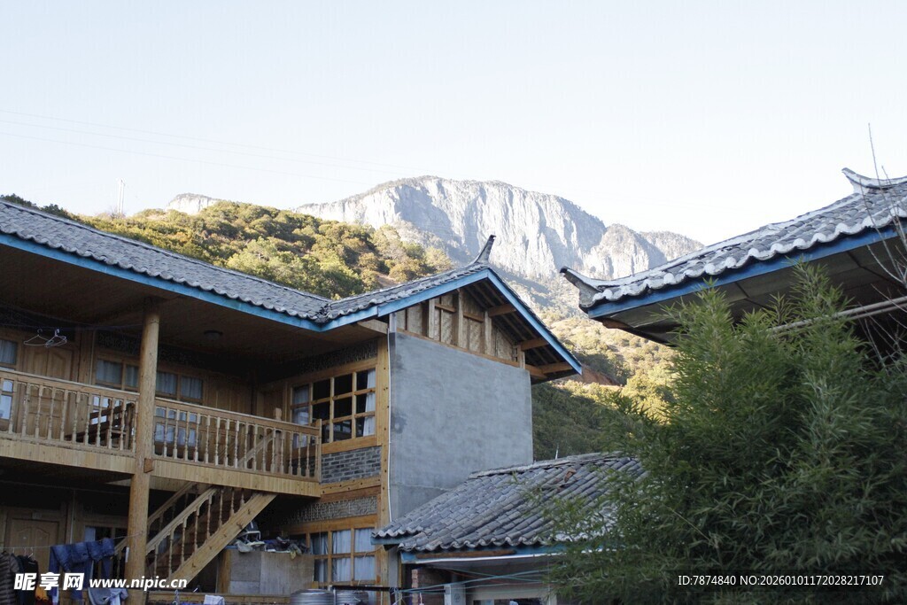 山间木屋与远处巍峨雪山