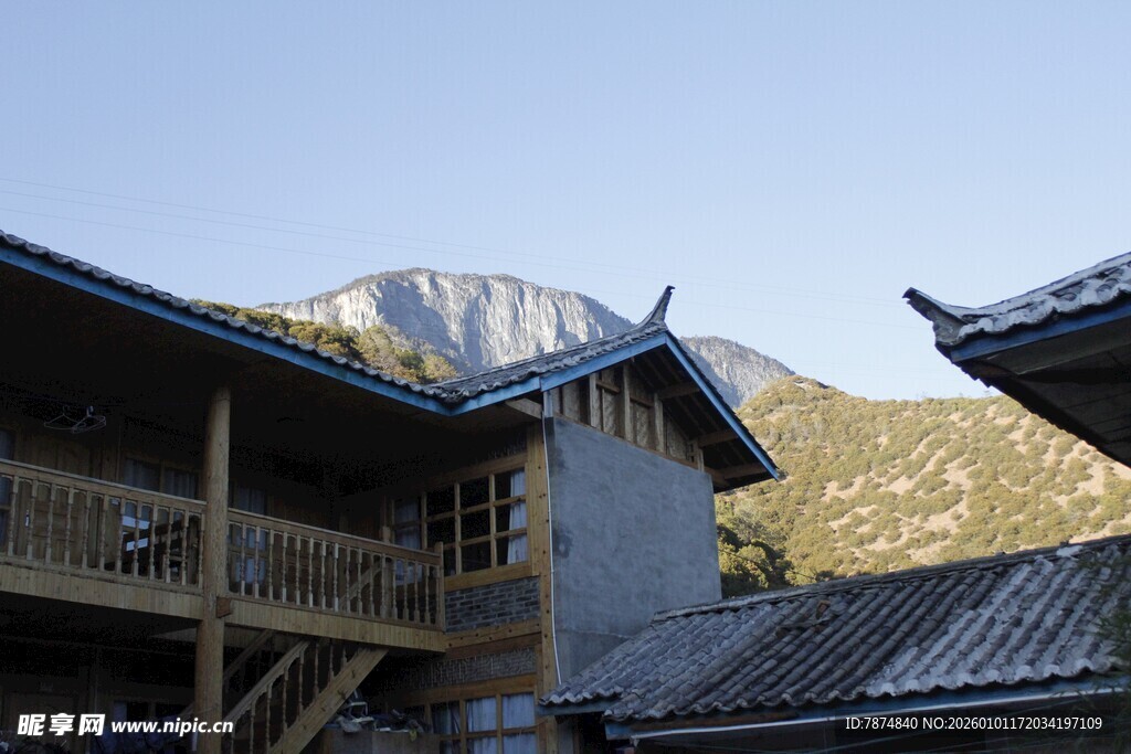 山间古建与巍峨山峦