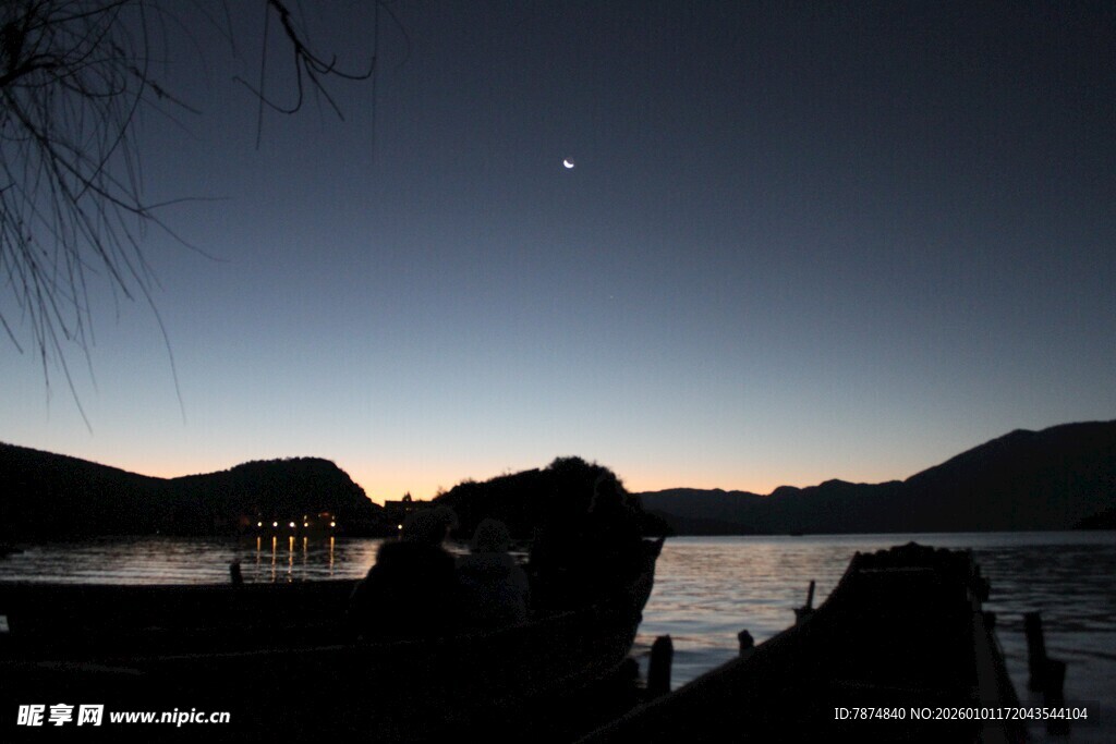 夜幕下的山水静谧景象