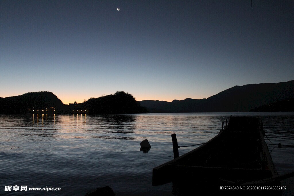 湖畔暮色中的静谧景象