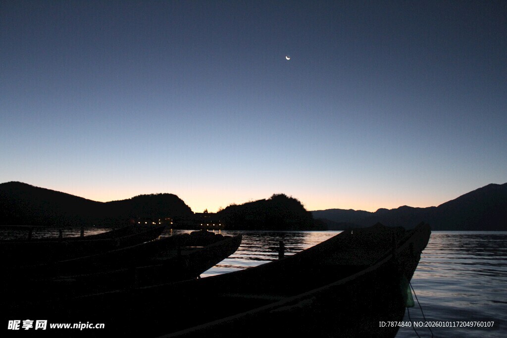 夜幕下的湖畔船只剪影