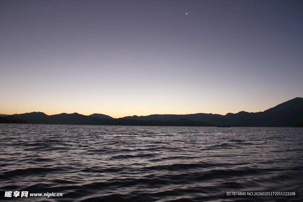 黄昏下的宁静湖水与远山