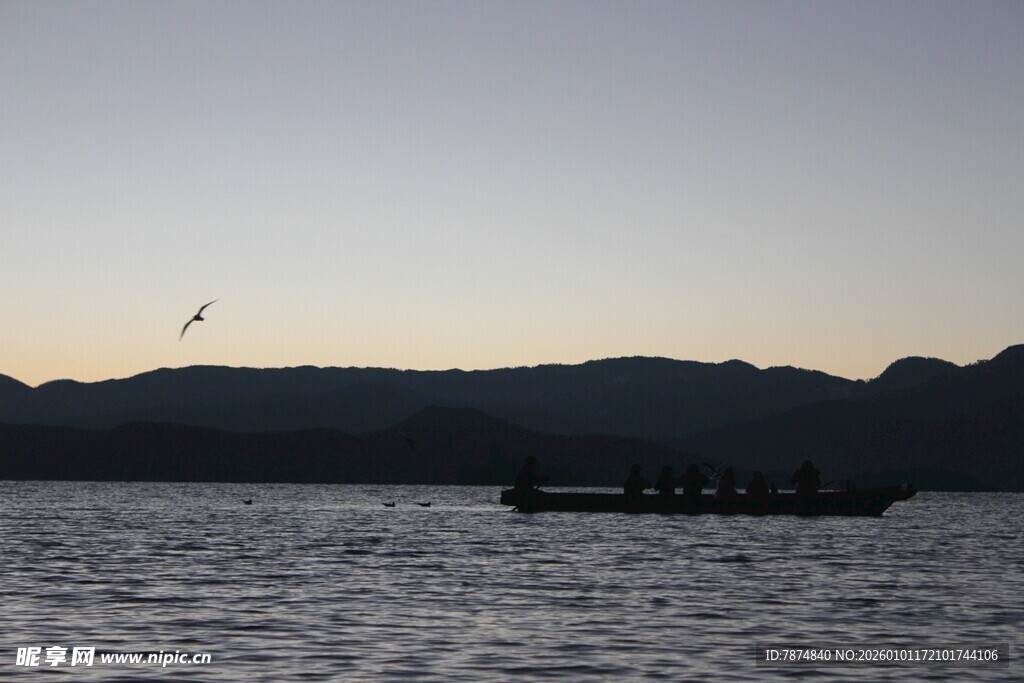 黄昏湖畔 飞鸟与远山景致