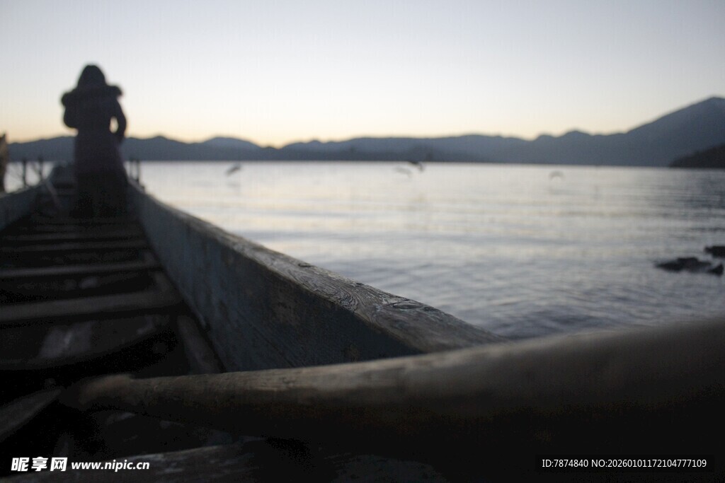 海边栈桥的孤独徒步者