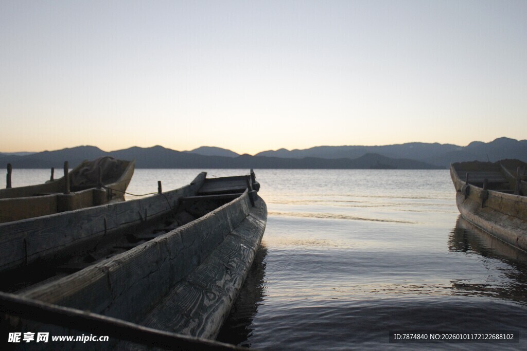 湖畔停泊的老旧船只