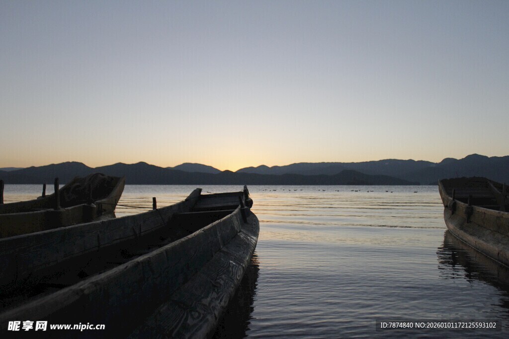 湖畔停泊的古朴船只