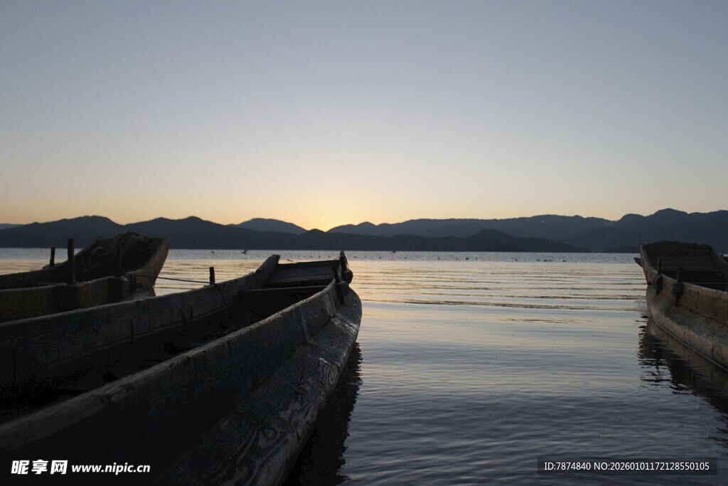 湖畔暮色中的古朴船只