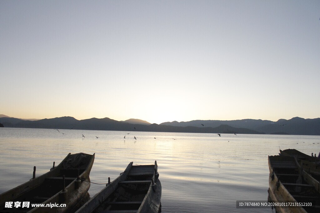 湖畔船只静候日出美景