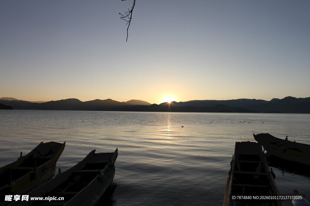 湖畔日落时的静谧小船
