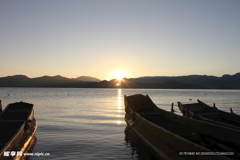 湖畔日落时的静谧小船