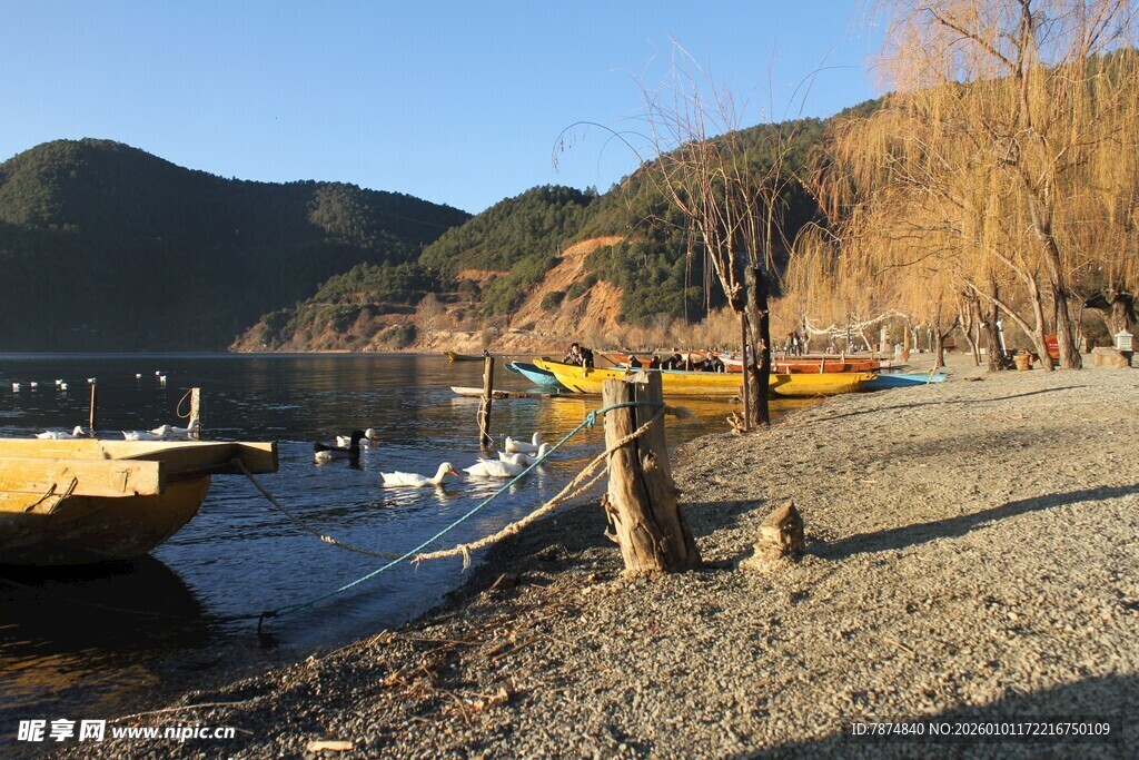 湖畔冬日静谧景致