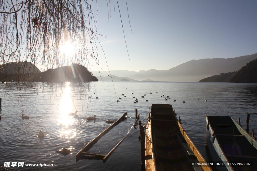 湖畔夕阳下的静谧小船