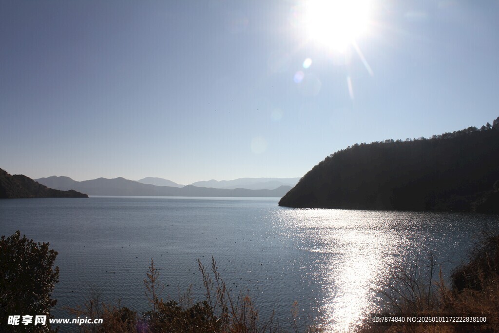 阳光照耀下的宁静湖景