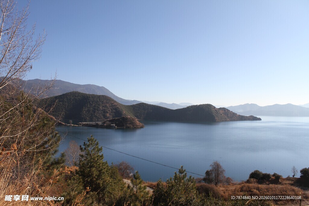湖畔山景 蓝天碧水风光美