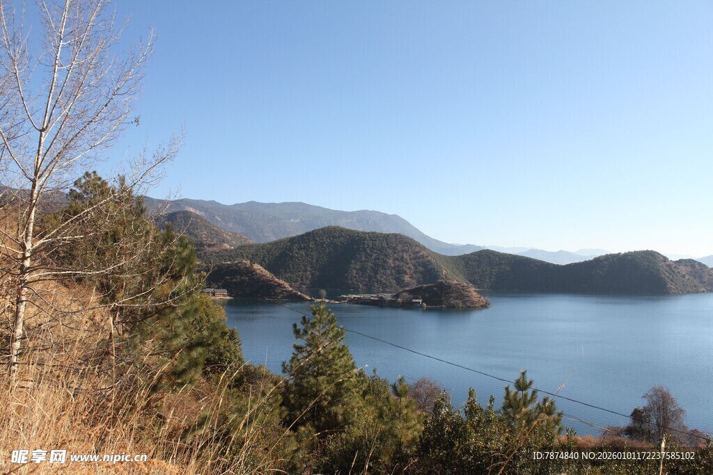 湖畔山林 自然风光美如画