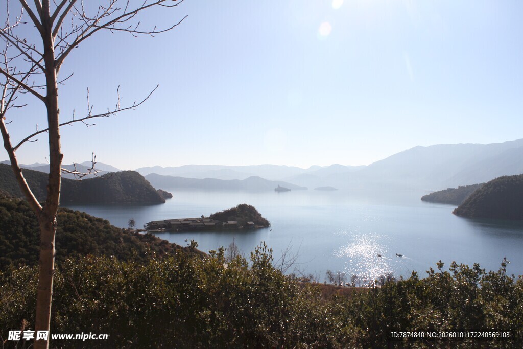 湖光山色间的宁静美景