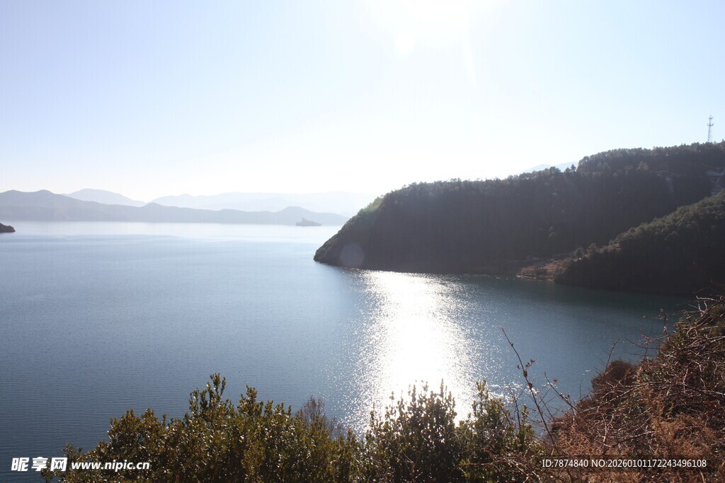 湖畔山景 阳光洒落波光