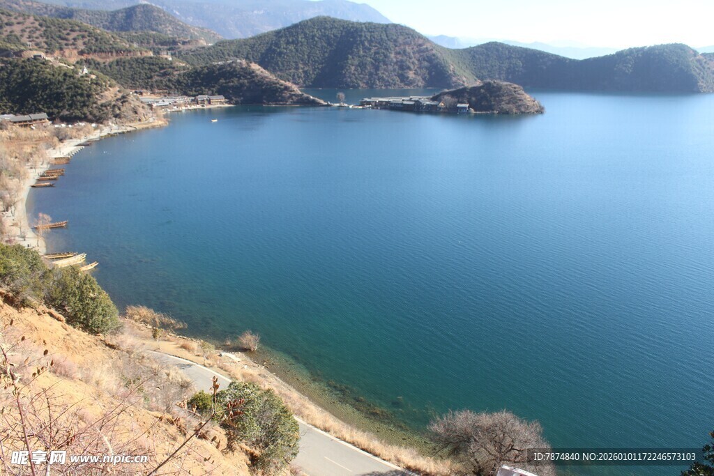 美丽湖湾与周边山峦景色