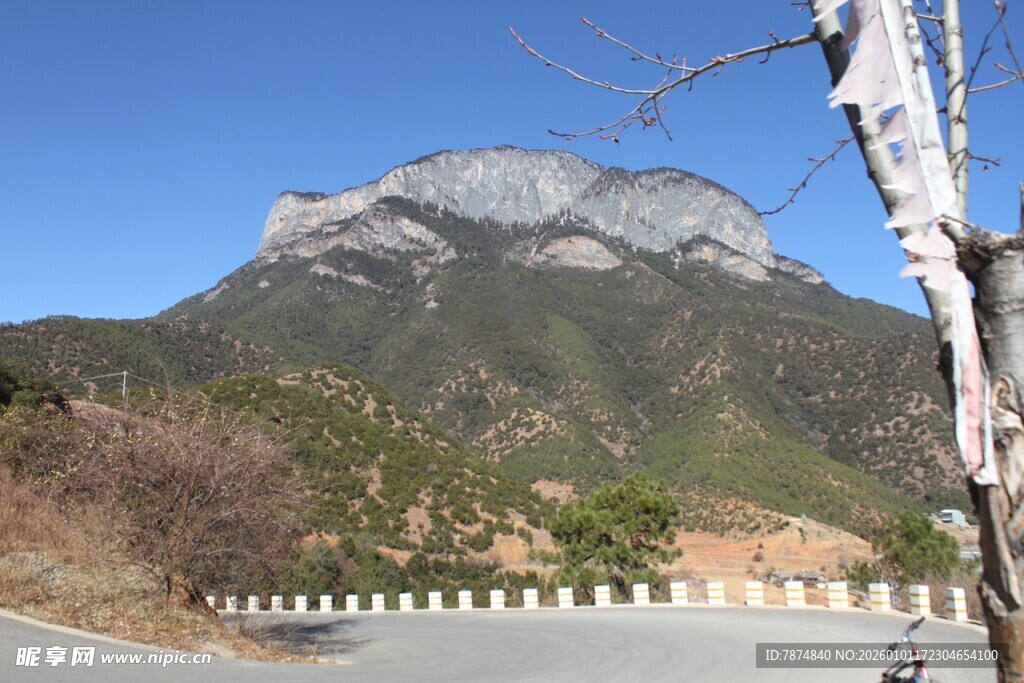 山间公路旁的巍峨山峰