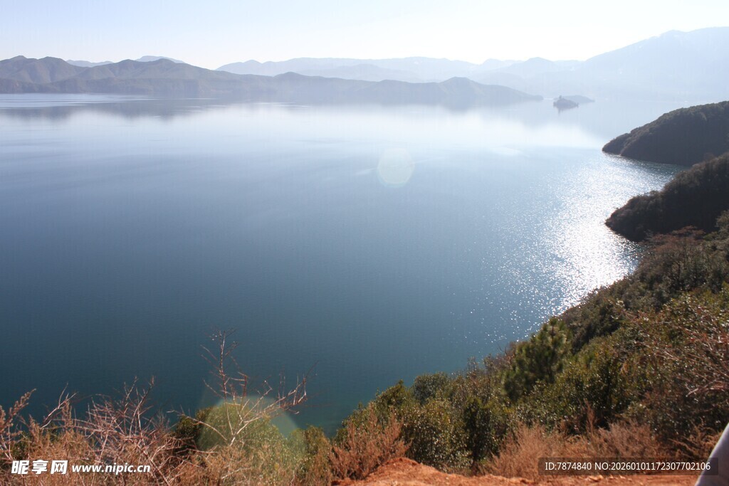 湖畔山景风光秀丽