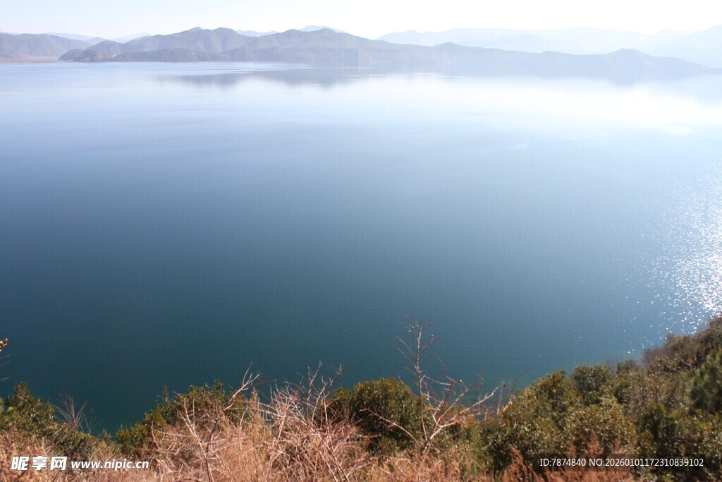 湖畔晨景 远山薄雾绕