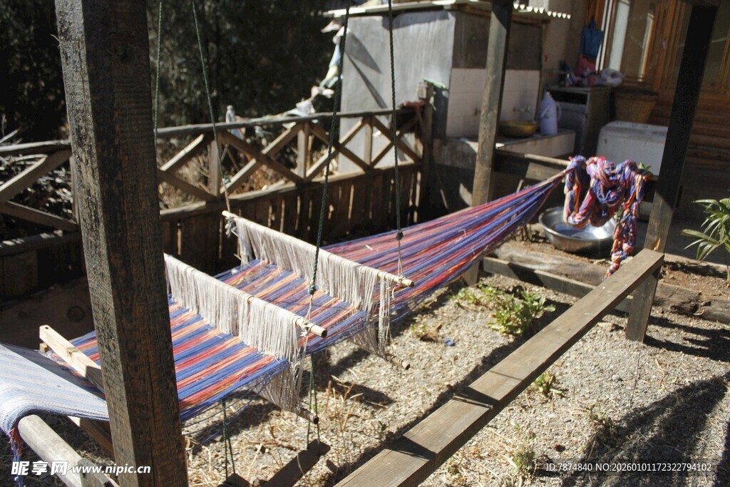 户外晾晒的多彩织物