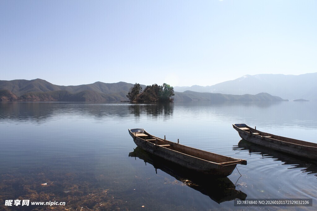 宁静湖面双舟静泊