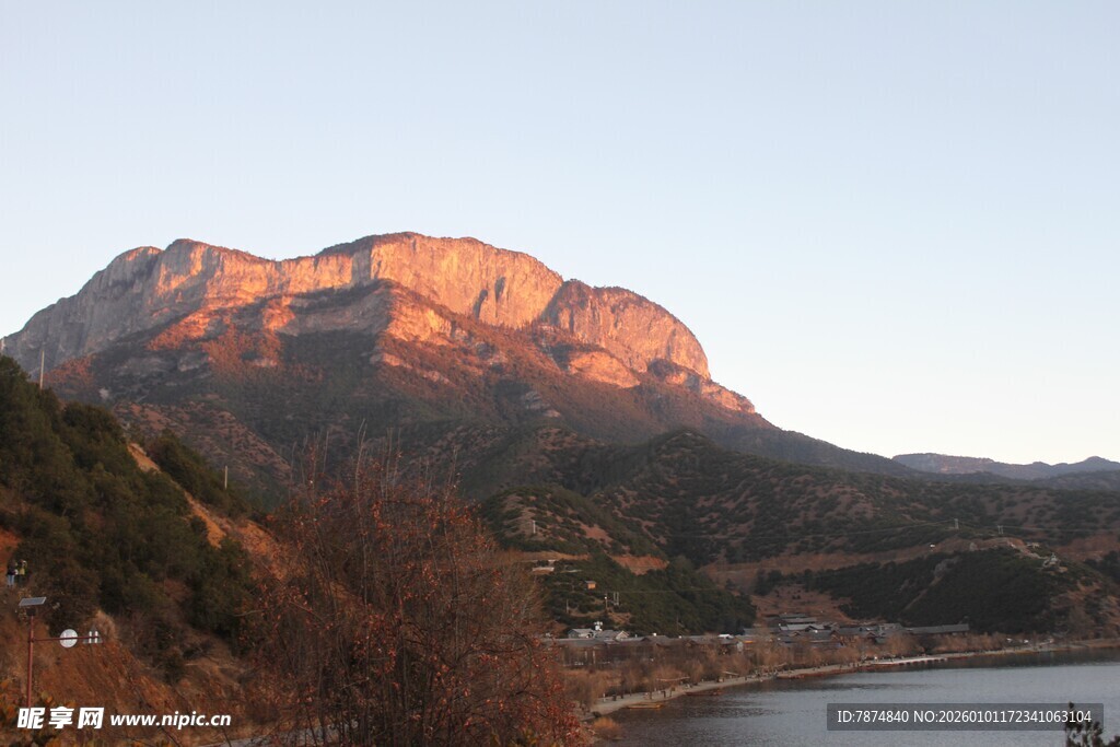 夕阳下的壮美山峦与湖水