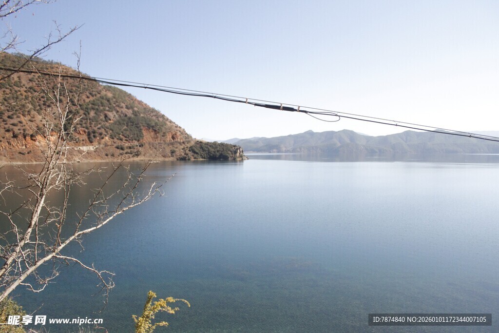 宁静湖畔山水美景