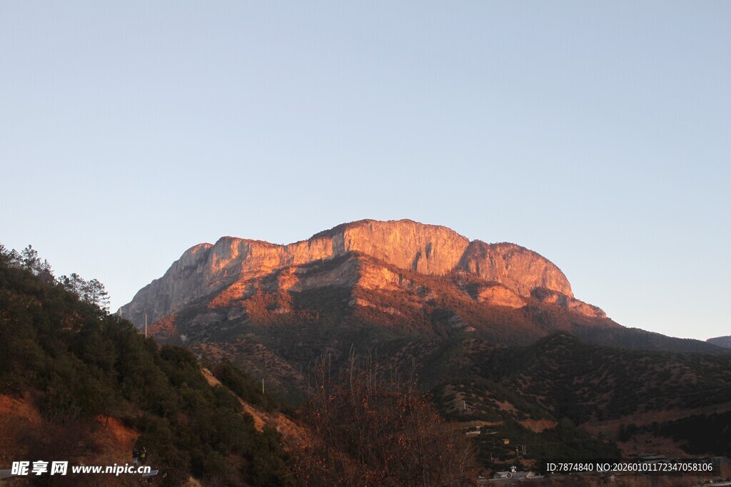 夕阳下的壮丽山峰