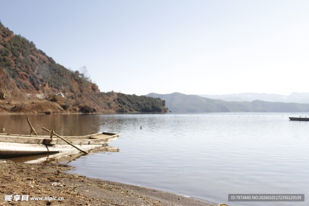 宁静湖畔的小船与岸边风光