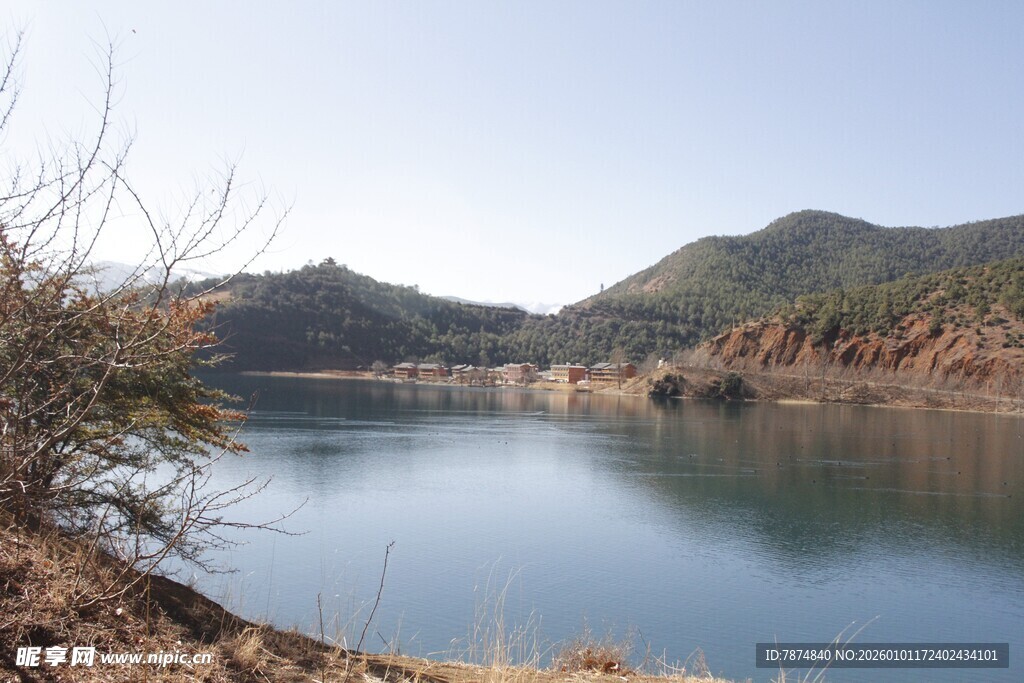 宁静湖畔的山水风光
