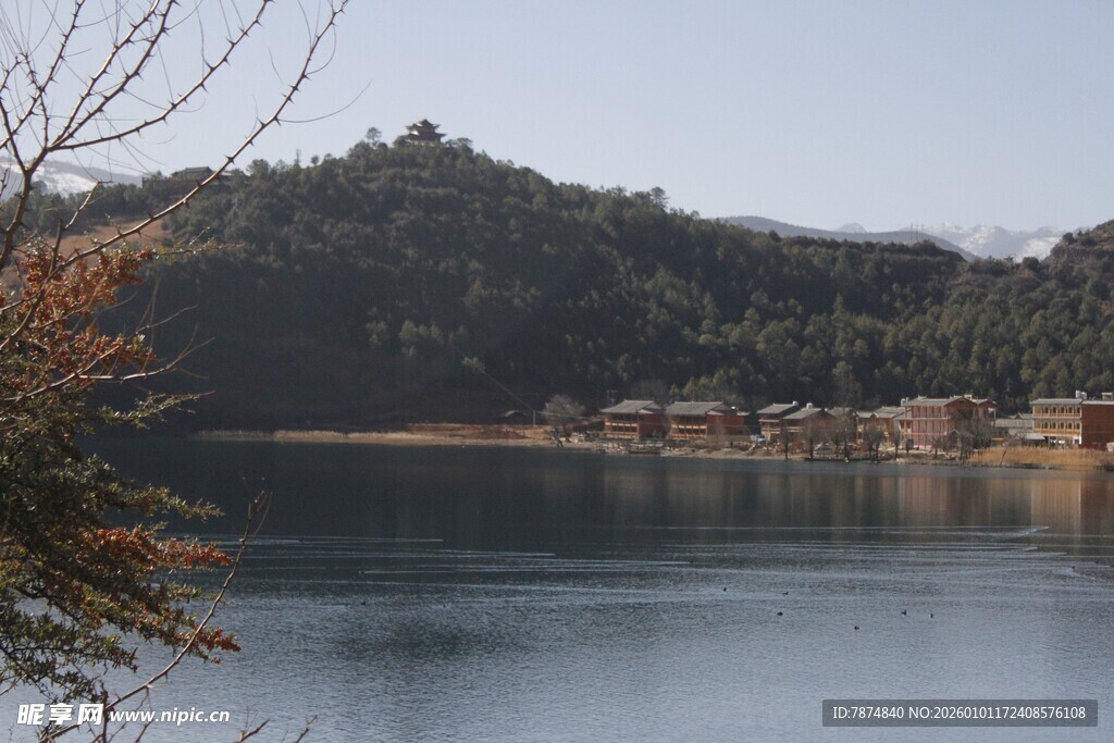 宁静湖畔的山水风光