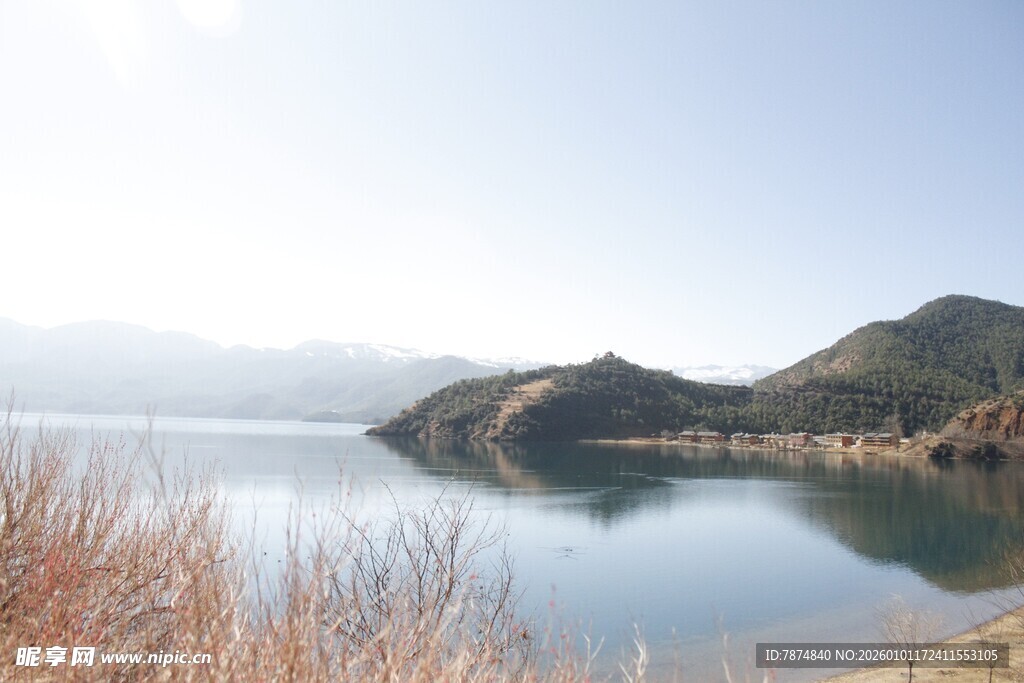 宁静湖畔 远山倒影之美