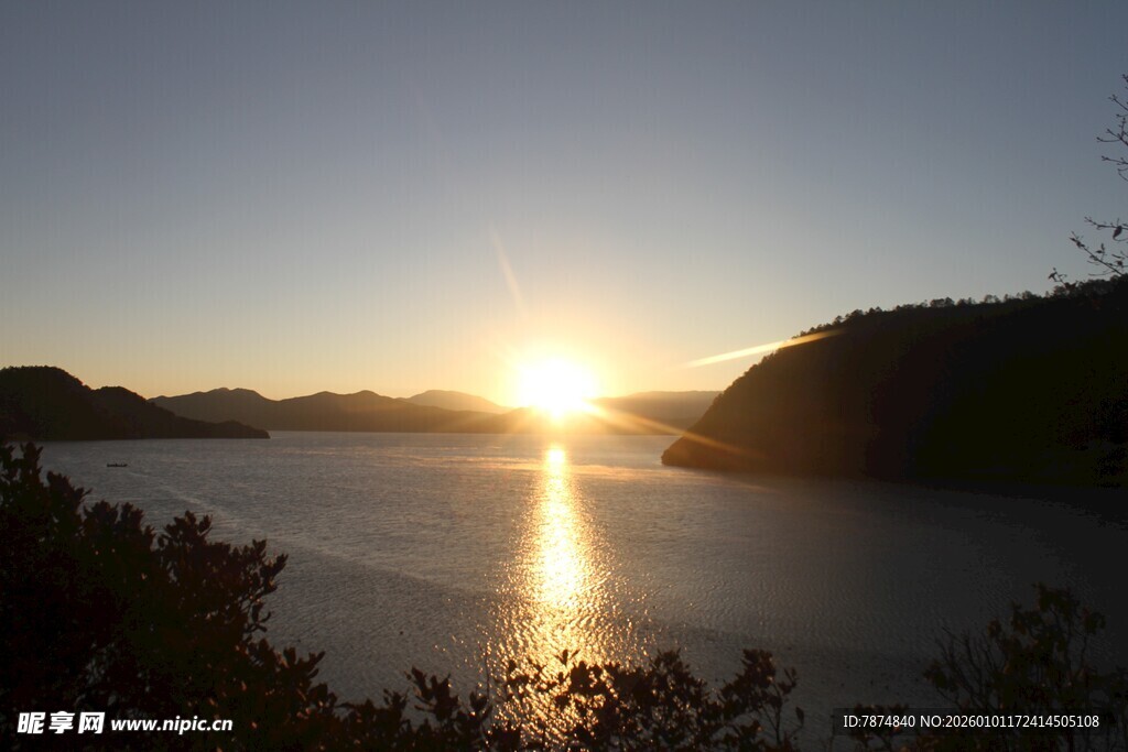 湖畔日落美景
