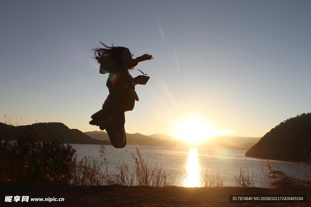 夕阳下的活力跳跃