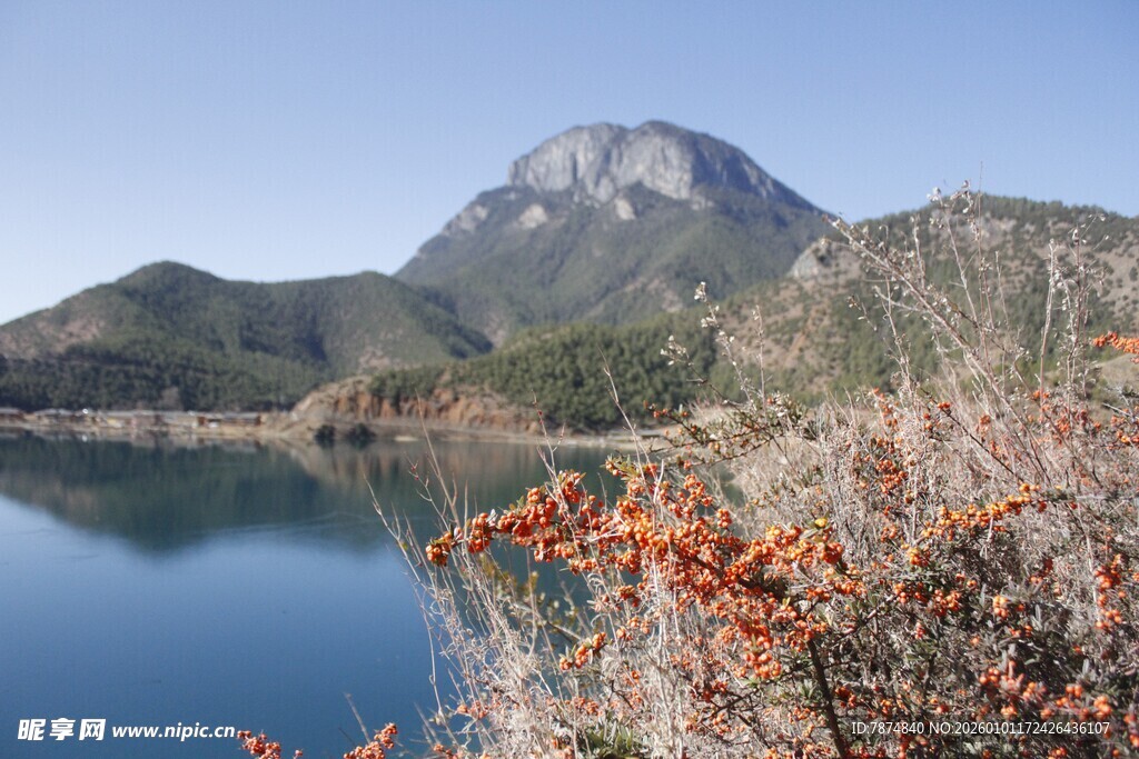 湖畔山景 绚烂秋色