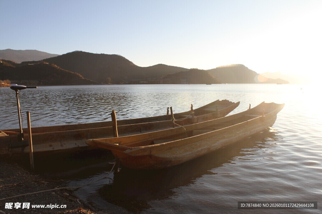 湖畔小船静泊于晨光中