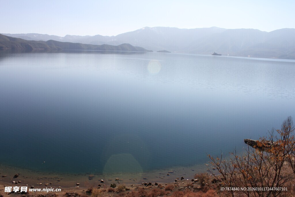 雾霭中的静谧湖水景色