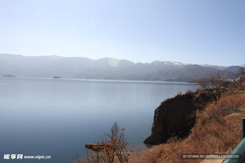 湖畔山景风光秀丽