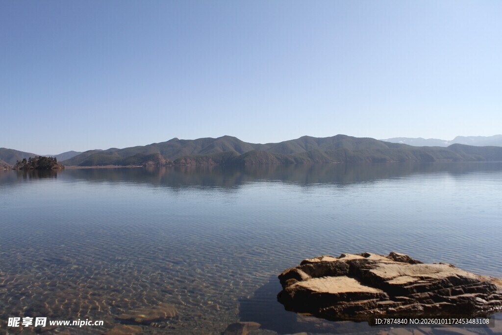 宁静湖面中的岩石景观