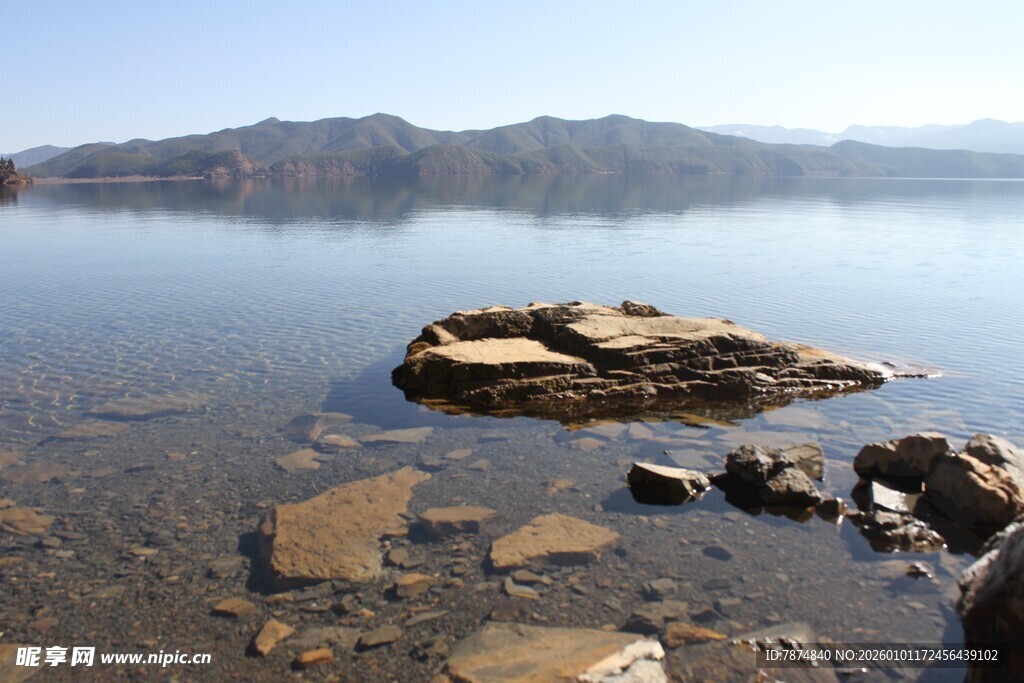 平静湖水与湖心石头景观