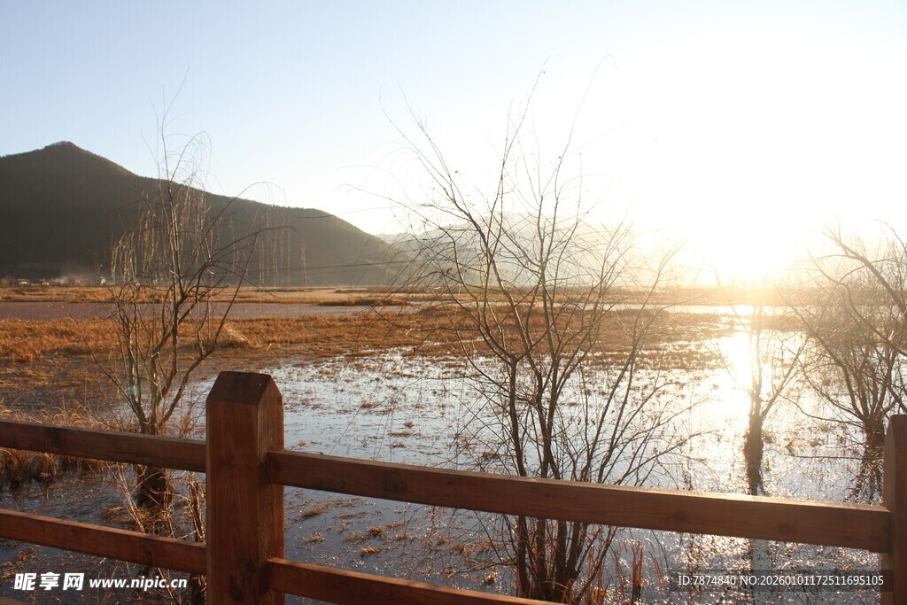 夕阳下的湖畔木栏风景