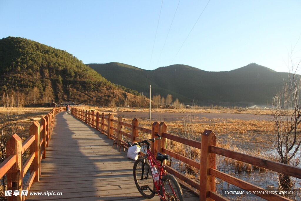 湖畔木栈道上的骑行风景