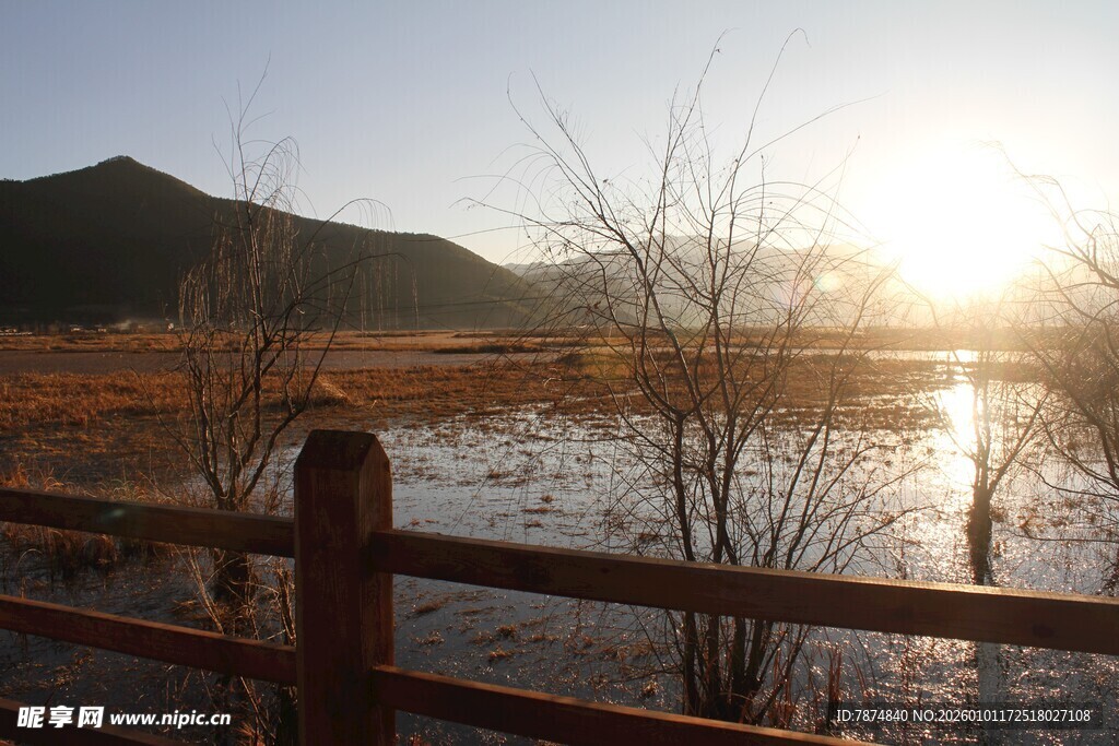 夕阳下的湖畔木栏美景