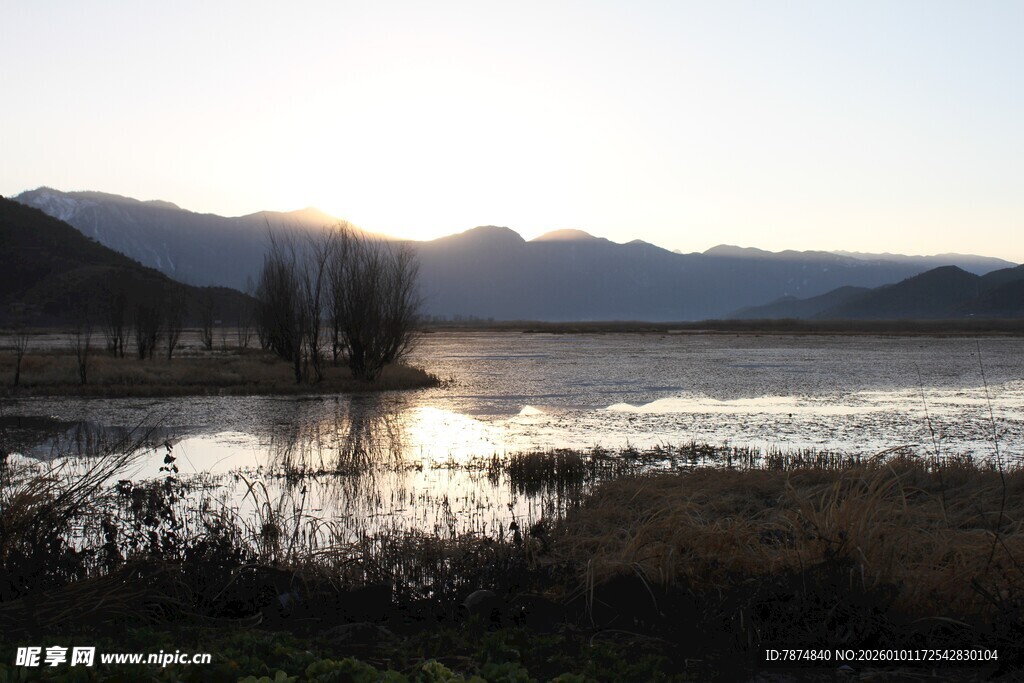 湖畔日落美景