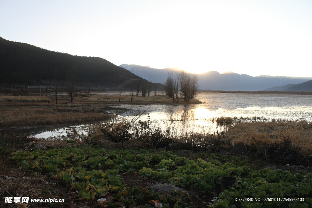 湖畔黄昏美景
