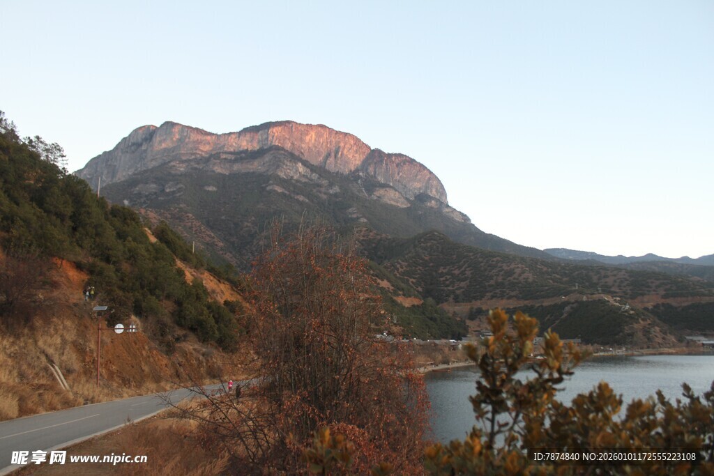 山间公路旁的秀丽湖景